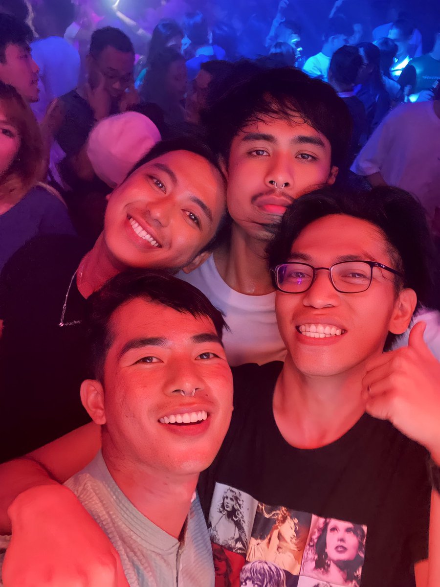 RadDee25's tweet image. Best place to say “Hi” with your random friends of friend❤️
#FirstClassClub
#ZCSwifties