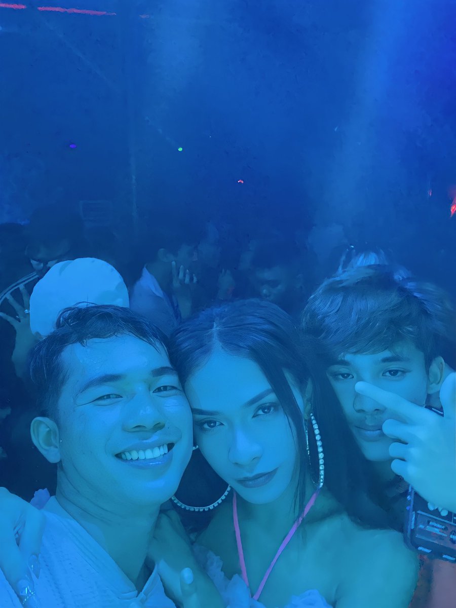 RadDee25's tweet image. Best place to say “Hi” with your random friends of friend❤️
#FirstClassClub
#ZCSwifties