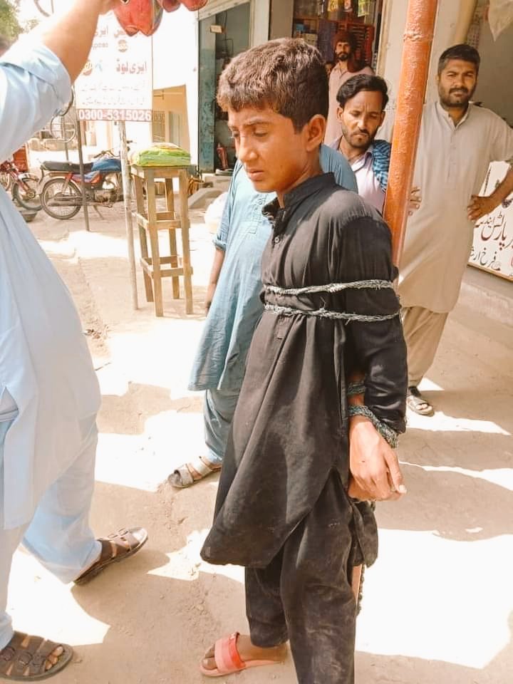 SabeeKazmi786's tweet photo. صرف 2 کلو آٹا چوری الزام، یہ بچہ مانگتا رہا ہاتھ جوڑ کر کہ آٹا دے دو بس جتنا مرضی مار لو 😥😥😥 https://t.co/8k71AybWoO