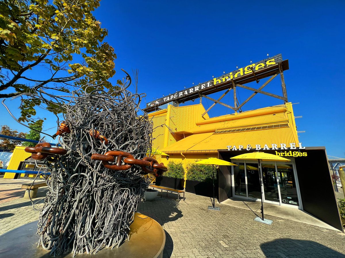 Yellow & blue. The patio is set for the long weekend at @tapandbarrel 🍽️ on @granville_isle 🍎. Great food with a nice view of Burrard Bridge with boats coming & going along False Creek 🛶.

🍻: tapandbarrel.com

#yvreats #vancouverfood #vancity #604eats