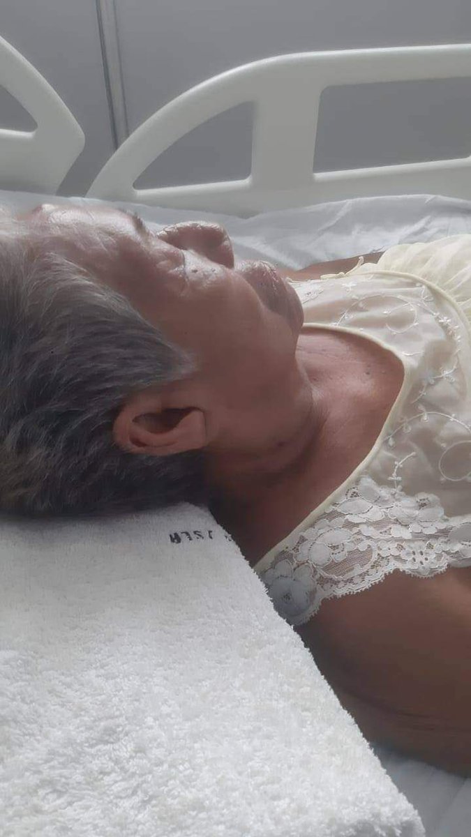 Aquellos que utilizaron a esta señora para simular que regalaba agua a un montón de vagos en el sector de la UCA por unos cuantos pesitos, hoy ni se acuerdan de ella. Está internada en el Hospital Fernando Vélez Paiz, recibiendo la mejor atención médica y de forma gratuita.