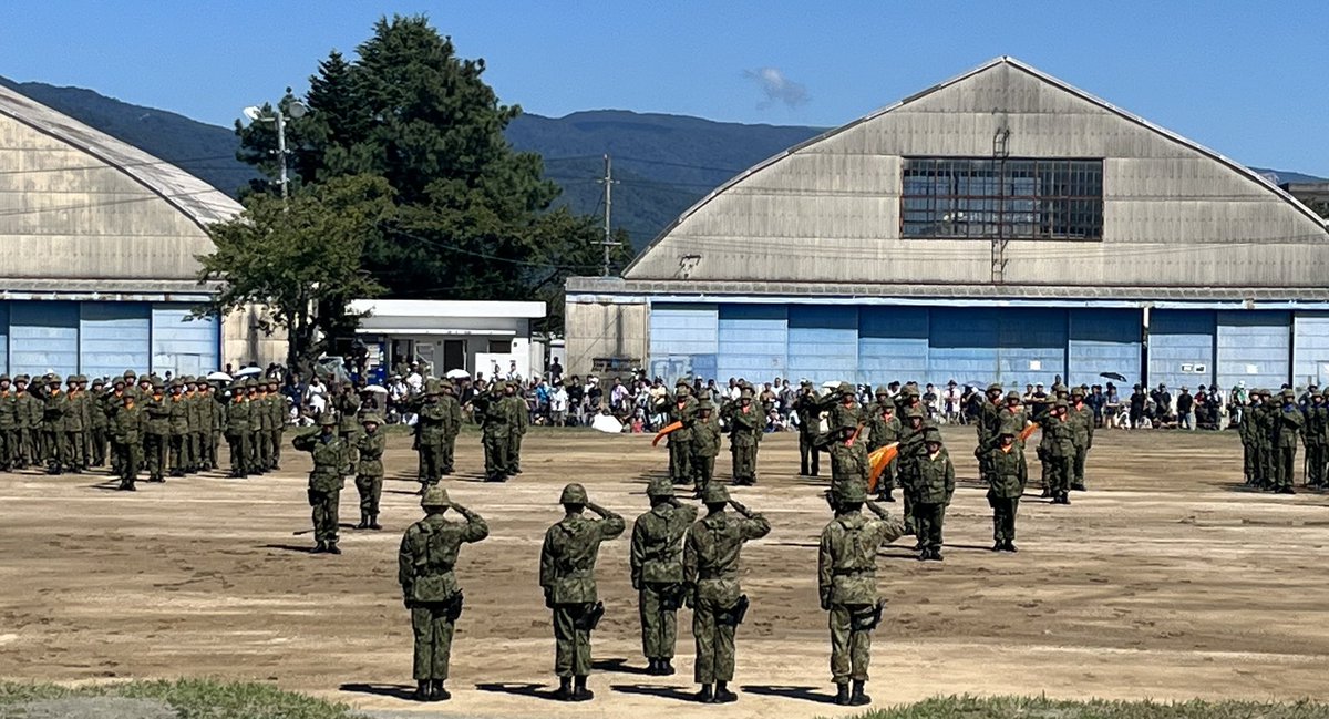 SatoMasahisa's tweet image. 【７４式戦車の勇姿は最後、７１周年記念式典@今津駐屯地】
７４式戦車、日の丸と青空にマッチング
第3戦車大隊は第３偵察戦闘大隊（７４式戦車→１６式機動戦闘車）に改編済み。第１０戦車大隊も来年３月に第１０偵察戦闘大隊に改編され愛知県豊川駐屯地に移動する予定