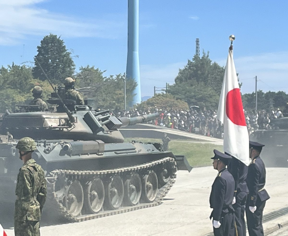 SatoMasahisa's tweet image. 【７４式戦車の勇姿は最後、７１周年記念式典@今津駐屯地】
７４式戦車、日の丸と青空にマッチング
第3戦車大隊は第３偵察戦闘大隊（７４式戦車→１６式機動戦闘車）に改編済み。第１０戦車大隊も来年３月に第１０偵察戦闘大隊に改編され愛知県豊川駐屯地に移動する予定