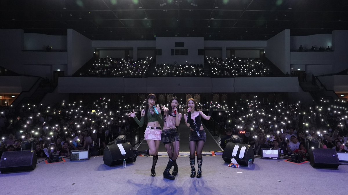 PIXXIEofficial_'s tweet photo. ขอบคุณพิกเซลและทุกคนที่มาหาพวกเราในงาน #SUPERRUSH2023 นะคะ เป็นค่ำคืนที่สวยงามมากเลย ไว้โอกาสหน้ามาเจอกันอีกนะคะ💖 

#PiXXiE https://t.co/MAdkD94InY