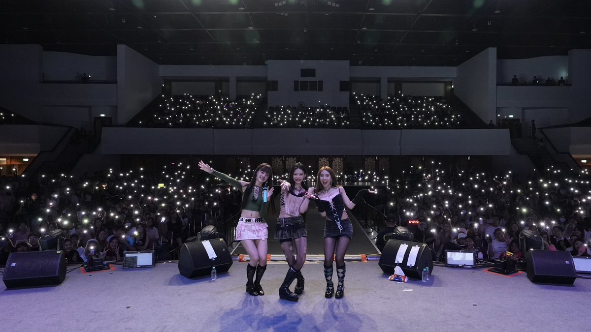 PIXXIEofficial_'s tweet photo. ขอบคุณพิกเซลและทุกคนที่มาหาพวกเราในงาน #SUPERRUSH2023 นะคะ เป็นค่ำคืนที่สวยงามมากเลย ไว้โอกาสหน้ามาเจอกันอีกนะคะ💖 

#PiXXiE https://t.co/MAdkD94InY