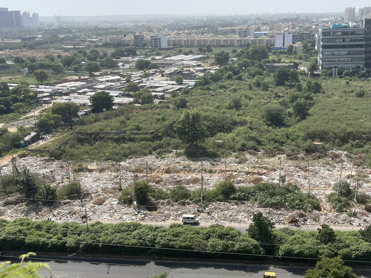 nikhileshwar100's tweet photo. Dear @mlkhattar @cmohry @mcggurgaon @gurgaonpolice Dear Sir, 
The area opposite Nirvana country has become a dumping ground for construction and other waste . We have been making requests: complains to @mcggurgaon  by no  action so far - Please help ! https://t.co/EU8z4I35js