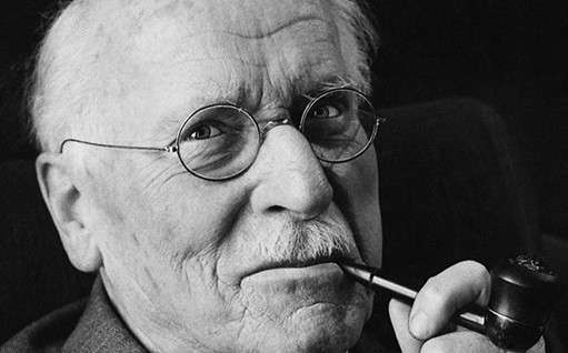 “Tu visión devendrá más clara solamente cuando mires dentro de tu corazón... Aquel que mira afuera, sueña. Quien mira en su interior, despierta”. Carl Gustav Jung #Fuedicho