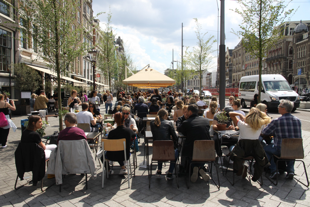 WSchoonenberg's tweet photo. Hoe ze je beduvelen. Links hoe het Rokin zou worden, mooie laan met bomen, lantaarns en publieke bankjes; rechts hoe het werd, door de horeca in beslag genomen en geprivatiseerd. #Amsterdam #UNESCO https://t.co/f8NLDP7O5e