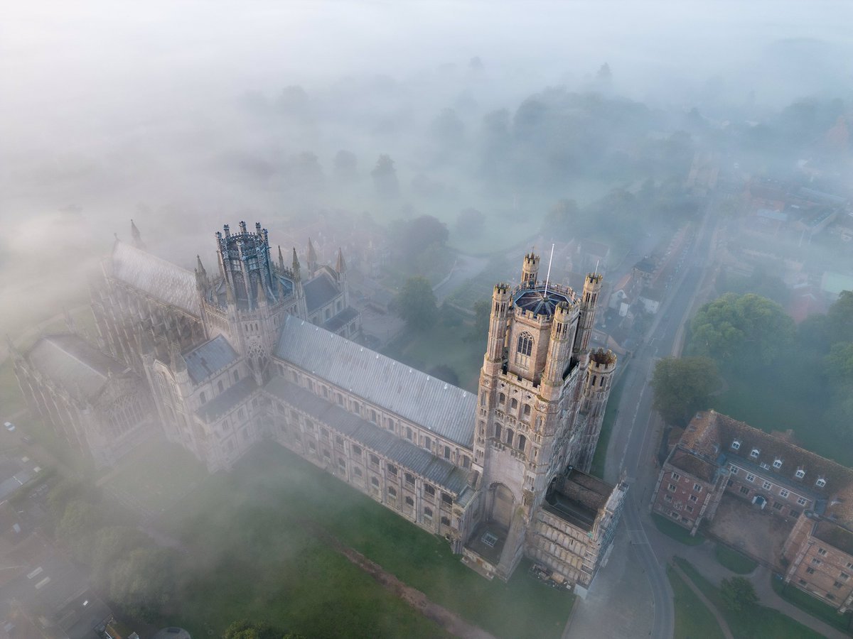 Sunlight streamed through the octagon as the sun rose this morning @Ely_Cathedral & ypthe mist was gorgeous @ElyPhotographic @WeatherAisling @ChrisPage90 @itvanglia @BBCLookEast @SpottedInEly @metoffice #loveukweather @StormHour @Fen_SCENE @FascinatingFens @CLR_Cambridge