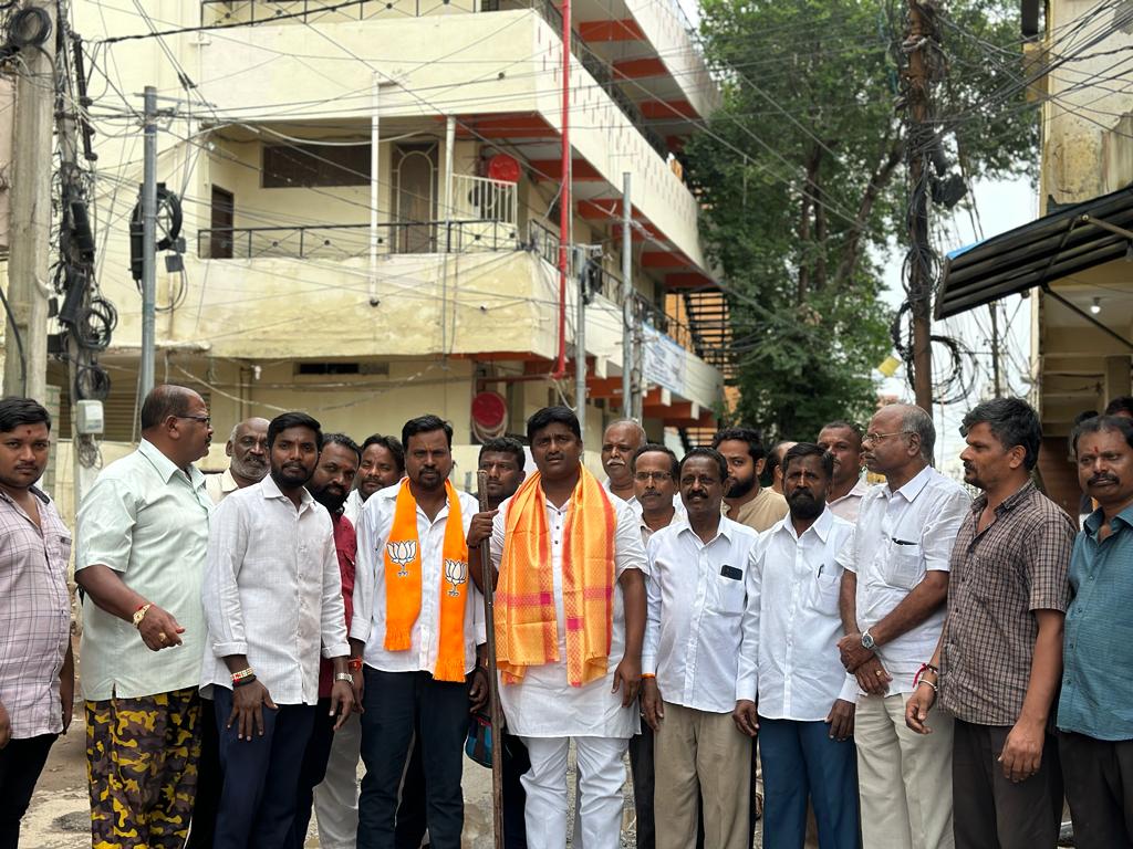 TeamRK_BJP's tweet photo. బస్తీ బాట కార్యక్రమంలో భాగంగా సికింద్రాబాద్ కంటోన్మెంట్ నియోజకవర్గ పరిధిలో వార్డ్ – 2
రసూల్ పూర నందు నూతన సీసీ రోడ్డు పనులు ప్రారంభించాము.
#teamrk #scb #secunderabad #cantonment #basthibata #meetyourmember #jramakrishna #bjpindia #bjp #BJP4IND #Telangana #ward2 #rasulpura https://t.co/RCIDQ43ZhY
