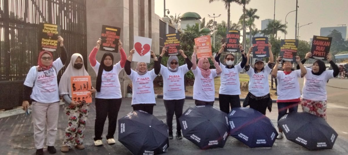 jalaprt's tweet photo. Hari ke-20 Aksi Mogok Makan Desak UU PPRT di depan @dpr_ri, pada Sabtu, 2 September 2023.

#SahkanRUUPPRT
#AksiMogokMakanDesakUUPPRT https://t.co/bVSDJeQcBn