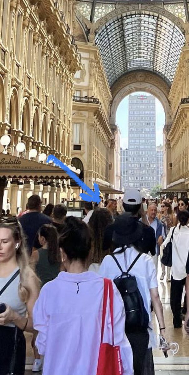 Dream1949342341's tweet photo. Check out the girl who is detoxing where she is in Paris with #zeepruk look at Aof consoling Nunew,#Megic https://t.co/2f7GZdbb1Z