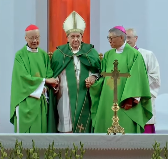 VaticanNews's tweet photo. "These are the emeritus and current bishop of Hong Kong. I would like to take advantage of their presence to send a warm greeting to the noble people of China... Strive ahead, always advancing. I ask Chinese Catholics to be good Christians and good citizens." #PopeInMongolia https://t.co/dsJfZj1aZt
