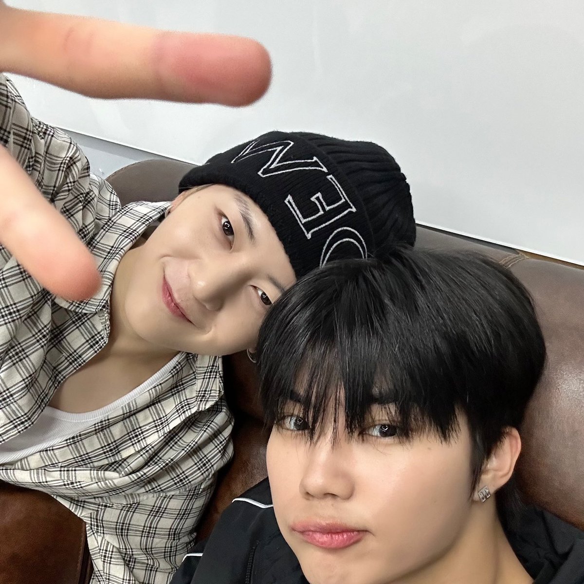 gunwookiebb's tweet photo. when matthew said he took photos with gunwook most ㅠㅠ https://t.co/BIIaIZxTBj