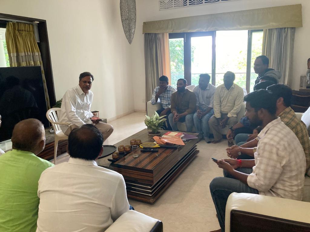 PRR_BRS's tweet photo. CPS పెన్షన్ విధానాన్ని రద్దు చేసి పాత OPS పెన్షన్ విధానాన్ని అమలు చేయుటకు సహకరించాలని జనగామ జిల్లా ప్రభుత్వ ఉద్యోగులు ఈరొజు MLC Dr పల్లా రాజేశ్వర్ రెడ్డి గారిని హైదరాబాద్ లోని వారి నివాసంలో మర్యాదపూర్వకంగా కలిసి వినతి పత్రం అందజేశారు. https://t.co/uEn7tASmIP