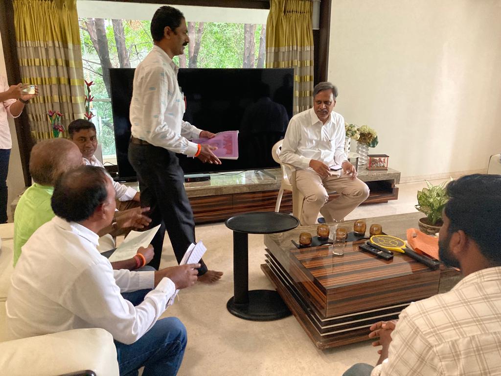 PRR_BRS's tweet photo. CPS పెన్షన్ విధానాన్ని రద్దు చేసి పాత OPS పెన్షన్ విధానాన్ని అమలు చేయుటకు సహకరించాలని జనగామ జిల్లా ప్రభుత్వ ఉద్యోగులు ఈరొజు MLC Dr పల్లా రాజేశ్వర్ రెడ్డి గారిని హైదరాబాద్ లోని వారి నివాసంలో మర్యాదపూర్వకంగా కలిసి వినతి పత్రం అందజేశారు. https://t.co/uEn7tASmIP