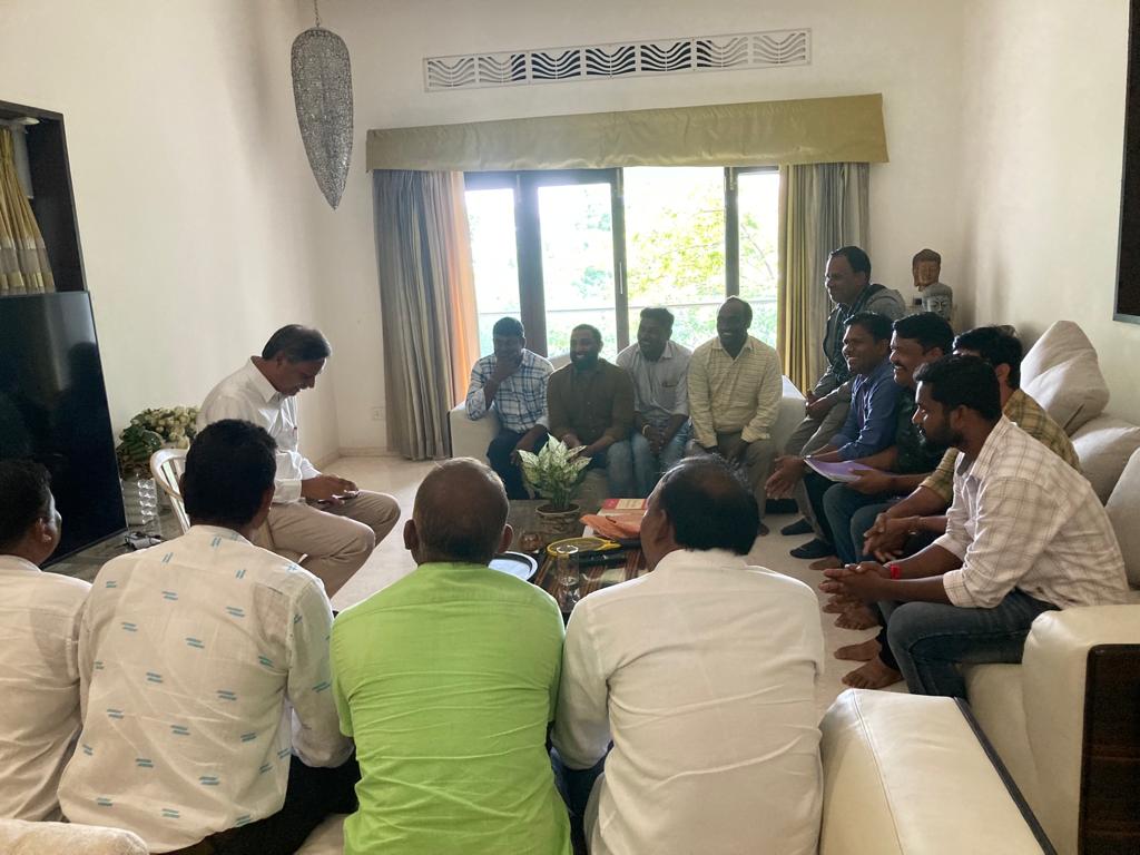PRR_BRS's tweet photo. CPS పెన్షన్ విధానాన్ని రద్దు చేసి పాత OPS పెన్షన్ విధానాన్ని అమలు చేయుటకు సహకరించాలని జనగామ జిల్లా ప్రభుత్వ ఉద్యోగులు ఈరొజు MLC Dr పల్లా రాజేశ్వర్ రెడ్డి గారిని హైదరాబాద్ లోని వారి నివాసంలో మర్యాదపూర్వకంగా కలిసి వినతి పత్రం అందజేశారు. https://t.co/uEn7tASmIP