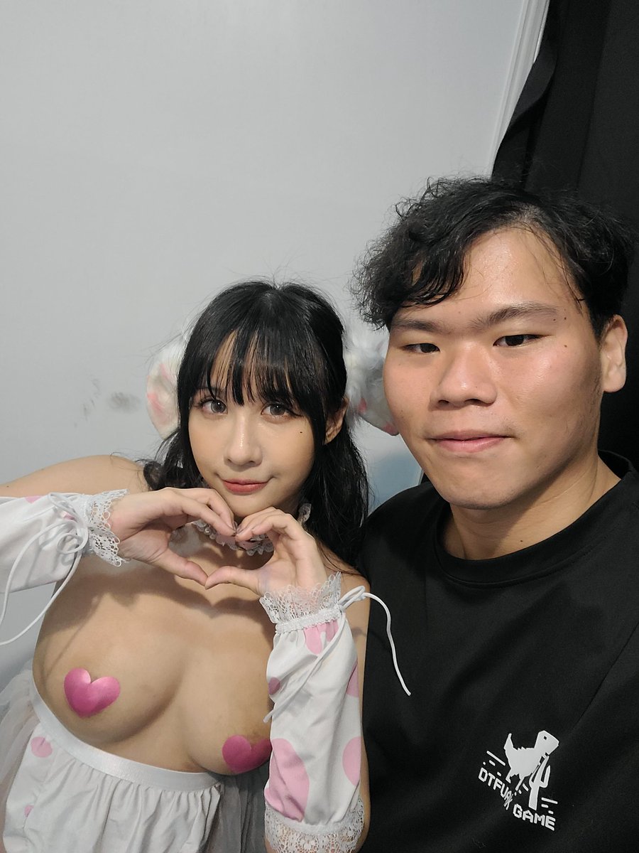 LungSam7's tweet photo. 雖然現在是颱風天但還是不減我想見推的心情😎@mutsumidevil 玩的很開心~😆
但很疑惑的是為何你們會被檢舉😡(屁屁大不是罪好嗎🤣)明明沒有做什麼事~但是後來看你們排隊人數依舊不減😎希望你們會場別太累😆
#COSFANS #cosfans01 #CF01 https://t.co/0k3vJ2vBBm