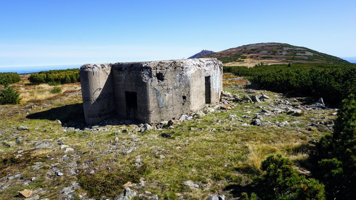 Syn_Stanislawa's tweet photo. #Karkonosze #Czechy #Czechia #Śnieżka #bunkry #Sudety #NaturePhotography #outdoor #trekking
Czechosłowackie bunkry ze Śnieżką w tle 😍 https://t.co/CmfLUoTjif