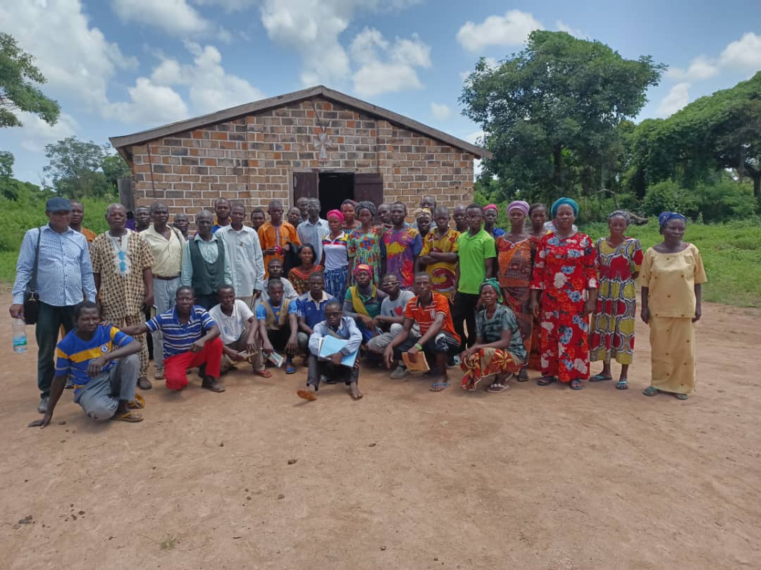 Les coopérateurs semenciers de Amou (211 km) de Bangui, formés sur les techniques de production et de stockage par LASBAD. Objectif, leur donner les outils nécessaires afin de booster la production. @hamadoun_hd @ITCnews @EUAM_RCA @primrcaoffic