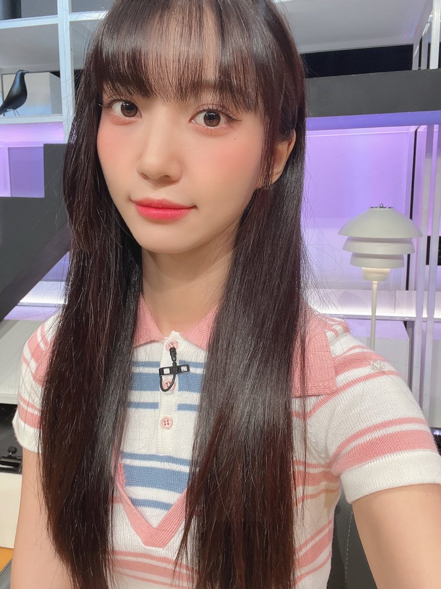 8_OHMYGIRL's tweet photo. [#OHMYAir] 잠시 후 7시 10분, 'KBS1 이슈 Pick, 쌤과 함께'에 #유빈 이가 출연합니다😍 일요일 저녁 유빈이와 함께 보낼 크리 여러분들 본방사수로 만나요💕

#오마이걸 #OHMYGIRL #OMG https://t.co/ZfPdaOK7VR