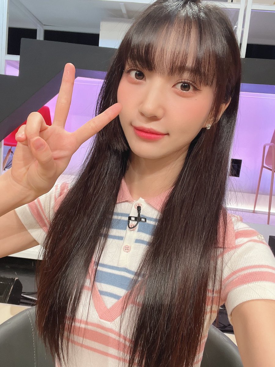 8_OHMYGIRL's tweet photo. [#OHMYAir] 잠시 후 7시 10분, 'KBS1 이슈 Pick, 쌤과 함께'에 #유빈 이가 출연합니다😍 일요일 저녁 유빈이와 함께 보낼 크리 여러분들 본방사수로 만나요💕

#오마이걸 #OHMYGIRL #OMG https://t.co/ZfPdaOK7VR