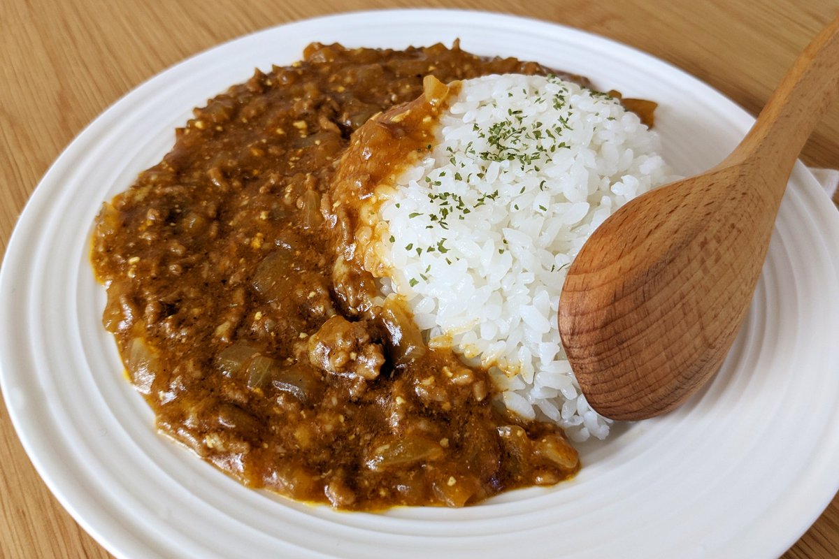 hamagohan_r's tweet photo. 【レンジで簡単！バターチーズキーマカレー】

カレー食べたいけど暑いから火を使いたくない時にレンジ一つでできるのですごくおすすめです！

【材料】
ミンチ80g
玉ねぎ1/4個
チーズ20g
水100ml
カレールー1片
ケチャップ大さじ1
ヨーグルト大さじ1
バター20g
にんにくチューブ2cm

【作り方】
①耐熱容器にミンチ、玉ねぎ、水、カレー、ケチャップ、ヨーグルト、バター、にんにくチューブを加えてラップをかけて600W10分加熱する
②一度取り出してよく混ぜてチーズをのせて再度1分加熱する
③ごはんにかけて完成！