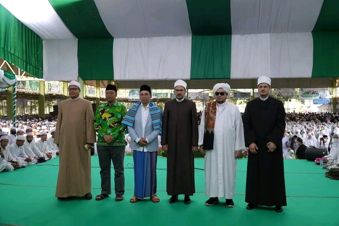 Generasinwdi's tweet photo. Sepekan terakhir, ulama Al-Azhar Dr Salahudin el-Shami melakukan safari kajian di Pulau Lombok, Nusa Tenggara Barat.
https://t.co/KrtDo7nvqR https://t.co/Yop2inPGBc