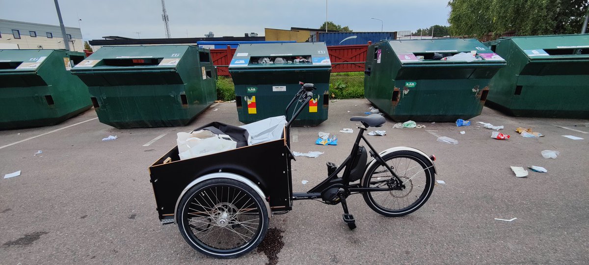 Co robi dobry obywatel w niedzielę? Ano wywozi śmieci do sortowni 😜 #psowerem #rower #cargobikelife #cycling #ecology