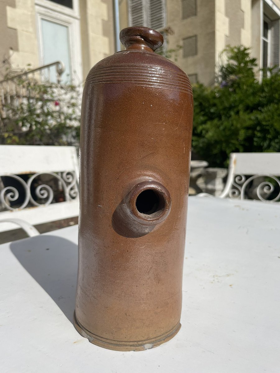 LaRobiquette's tweet photo. Dis #TwitterX, on fait un peu de tri dans les pots en grès et on ne sait pas quoi penser de celui-là.
Le bouchon est solidaire et il n’y a que cette ouverture au milieu du corps du pot.
Saurais-tu me dire à quoi ça servait?
#tradition #ObjetUtile #antan #fragtw https://t.co/uGltLk8Rw5