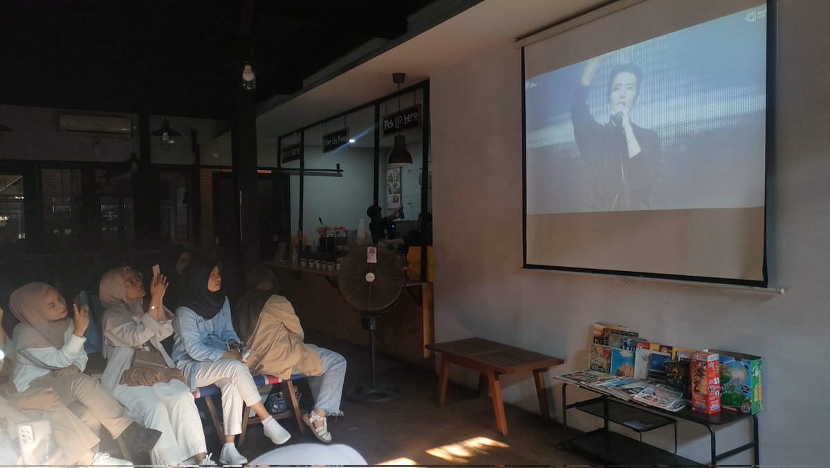 mydaybandung's tweet photo. Happening now!
Nobar Konser Young K @ Beyond Live at Smash & Shake Bandung π¦
organized by @kangbru x @heyresss_ π±β¨ #mydaybandung #myday #day6 #youngk #Letter_with_notes https://t.co/D0Fqt5cpyB
