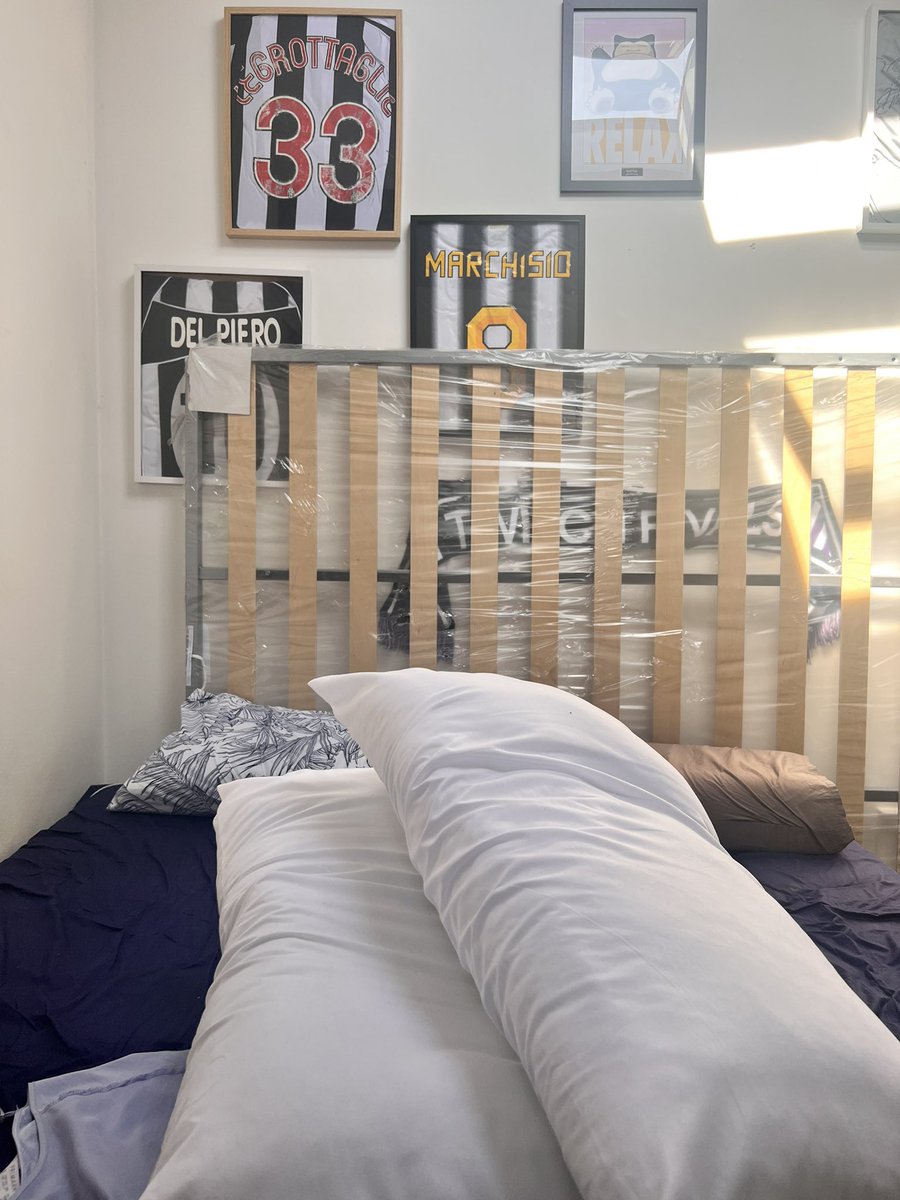 Luligusp's tweet photo. Breve storia triste: ad APRILE investi 2000+ € (3/4 già incassati) per il letto top di gamma della vita da @eminflex. Ci sono stati dei problemi con la struttura contenitore difettosa e oggi è il 3 SETTEMBRE. Carino il letto provvisorio eh però anche basta #eminflex #consumatori https://t.co/QFjkBa2xcf