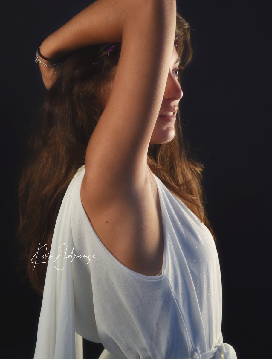 Horizon of an Aura ✨
© KevinEkelmans

📸 Model : Sandy

#photography #photographer #photo #capture #camera #composition #focus #exposure #light #shadows #framing #portrait #studio #color #pose #fashion #whitedress #hair #gaze #horizon #creativity #artphotography #beauty