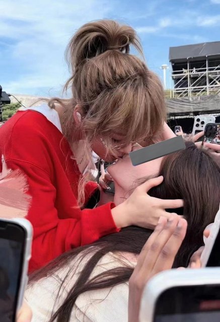 viraltakes's tweet photo. BIBI goes viral for kissing a fan mid-performance. https://t.co/5OPTQ051th