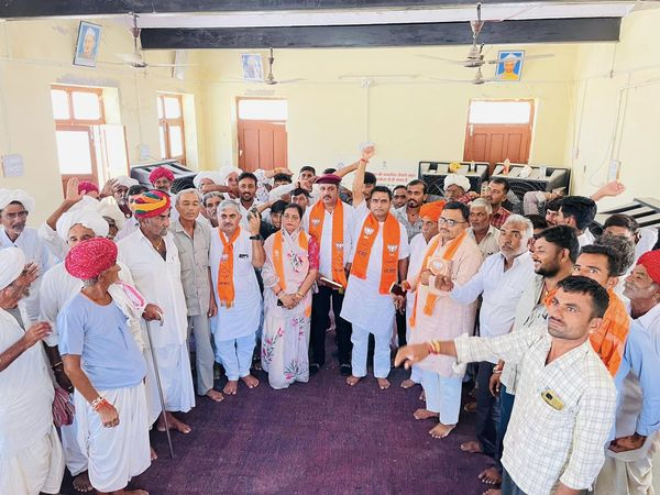 RooparamBarmer's tweet photo. बाड़मेर विधानसभा में आगामी 05 सितंबर 2023 को बाड़मेर मुख्यालय पर भाजपा राजस्थान द्वारा आयोजित "परिवर्तन संकल्प यात्रा" की विशाल जनसभा को लेकर जनसंपर्कबैठकआज ग्राम पंचायत सरली में आयोजित हुई l
जिसमेंआम जन को ज्यादा से ज्यादा संख्यामें पधारने का न्यौता दिया।
#परिवर्तन_संकल्प_यात्रा https://t.co/2UNxdUQ0Lb