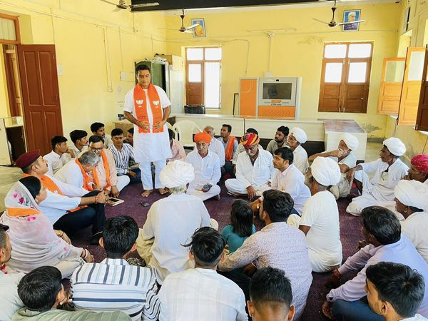 RooparamBarmer's tweet photo. बाड़मेर विधानसभा में आगामी 05 सितंबर 2023 को बाड़मेर मुख्यालय पर भाजपा राजस्थान द्वारा आयोजित "परिवर्तन संकल्प यात्रा" की विशाल जनसभा को लेकर जनसंपर्कबैठकआज ग्राम पंचायत सरली में आयोजित हुई l
जिसमेंआम जन को ज्यादा से ज्यादा संख्यामें पधारने का न्यौता दिया।
#परिवर्तन_संकल्प_यात्रा https://t.co/2UNxdUQ0Lb