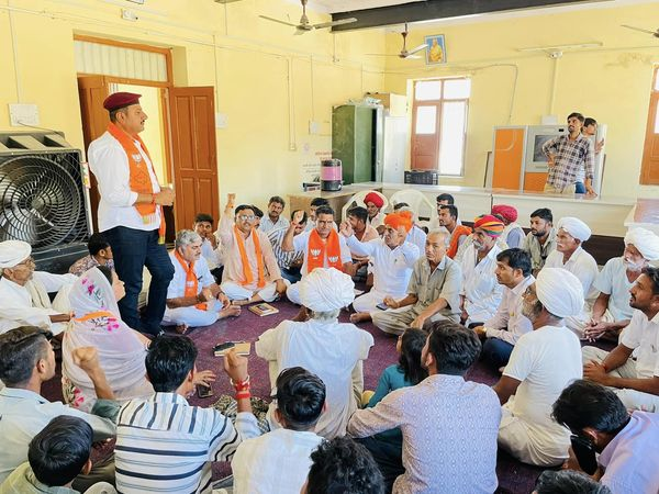 RooparamBarmer's tweet photo. बाड़मेर विधानसभा में आगामी 05 सितंबर 2023 को बाड़मेर मुख्यालय पर भाजपा राजस्थान द्वारा आयोजित "परिवर्तन संकल्प यात्रा" की विशाल जनसभा को लेकर जनसंपर्कबैठकआज ग्राम पंचायत सरली में आयोजित हुई l
जिसमेंआम जन को ज्यादा से ज्यादा संख्यामें पधारने का न्यौता दिया।
#परिवर्तन_संकल्प_यात्रा https://t.co/2UNxdUQ0Lb