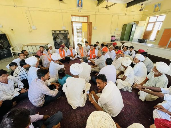 RooparamBarmer's tweet photo. बाड़मेर विधानसभा में आगामी 05 सितंबर 2023 को बाड़मेर मुख्यालय पर भाजपा राजस्थान द्वारा आयोजित "परिवर्तन संकल्प यात्रा" की विशाल जनसभा को लेकर जनसंपर्कबैठकआज ग्राम पंचायत सरली में आयोजित हुई l
जिसमेंआम जन को ज्यादा से ज्यादा संख्यामें पधारने का न्यौता दिया।
#परिवर्तन_संकल्प_यात्रा https://t.co/2UNxdUQ0Lb