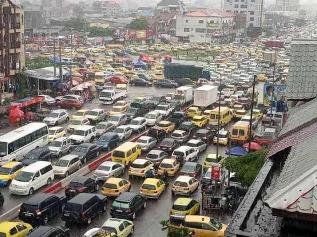 ebotumba13's tweet photo. Fausse alerte.Tous ceux qui connaissent Kinshasa,savent que l’individu qui a érigé le portail sur l’avenue des coteaux dans son tronçon compris entre l’ambassade de la Suisse et GLM a bloqué la voie publique.Cette route était souvent empruntée par les citoyens qui allaient se détendre au bord du fleuve avant sa fermeture dans l’illégalité la plus totale.On peut acheter une concession mais pas une voie Publique qui est un bien de l’Etat et https://t.co/jNNXlXWMid fermeture des certaines routes en violation de la loi rend difficile la circulation et crée des embouteillages monstres à Kinshasa.Pour y remédier,Les services de l’Etat ont décidé de réouvrir toutes les routes fermées.Rappelez-vous,le Boulevard Tshitshi,tronçon Grand Hôtel -Palais de la Nation (Bureau du Chef de l’Etat)-Avenue de la Libération ex 24 Nov.L’axe Kintambo Magasin -Delvaux,tronçon Nguma,ont été rouverts à la grande satisfaction de tous.
Alors !Sur le tronçon GLM,en quoi c’est non faisable ??Y a t-il un super Congolais là-bas ???
NON.Donc,pour rouvrir sa route ,l’Etat Congolais doit demander l’autorisation à quelqu’un???Vous vous entendez parler???