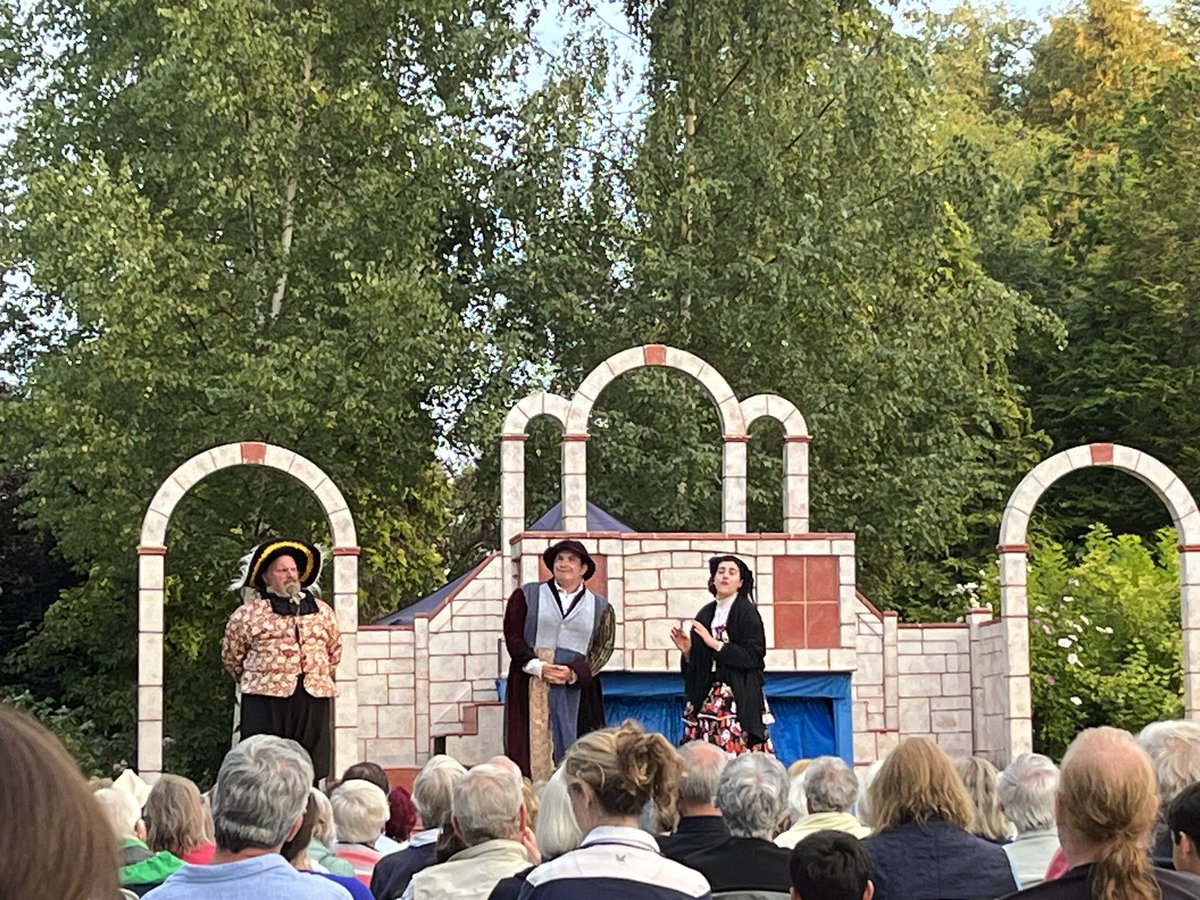 DancingBal's tweet photo. Another fabulous performance from @IllyriaTheatre @kentontheatre despite the noisy geese, helicopter and an inhumane number of mosquitoes to have to work through. Brilliant Twelfth Night, really great to see they managed to still get some of that fab singing in too😁 https://t.co/FLVp5rmSvG