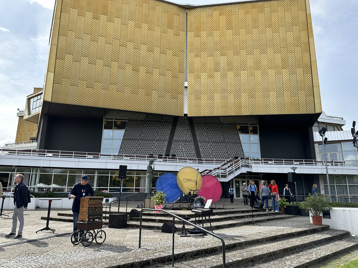 BerlinPhil's tweet photo. Die #VeloStage steht, der Garten füllt sich - in wenigen Minuten startet #DerTagimGrünen im philharmonischen Garten mit den @vokalhelden und Mitgliedern unserer #KarajanAkademie!
#KultursommerfestivalBerlin https://t.co/jLXsALnN3c