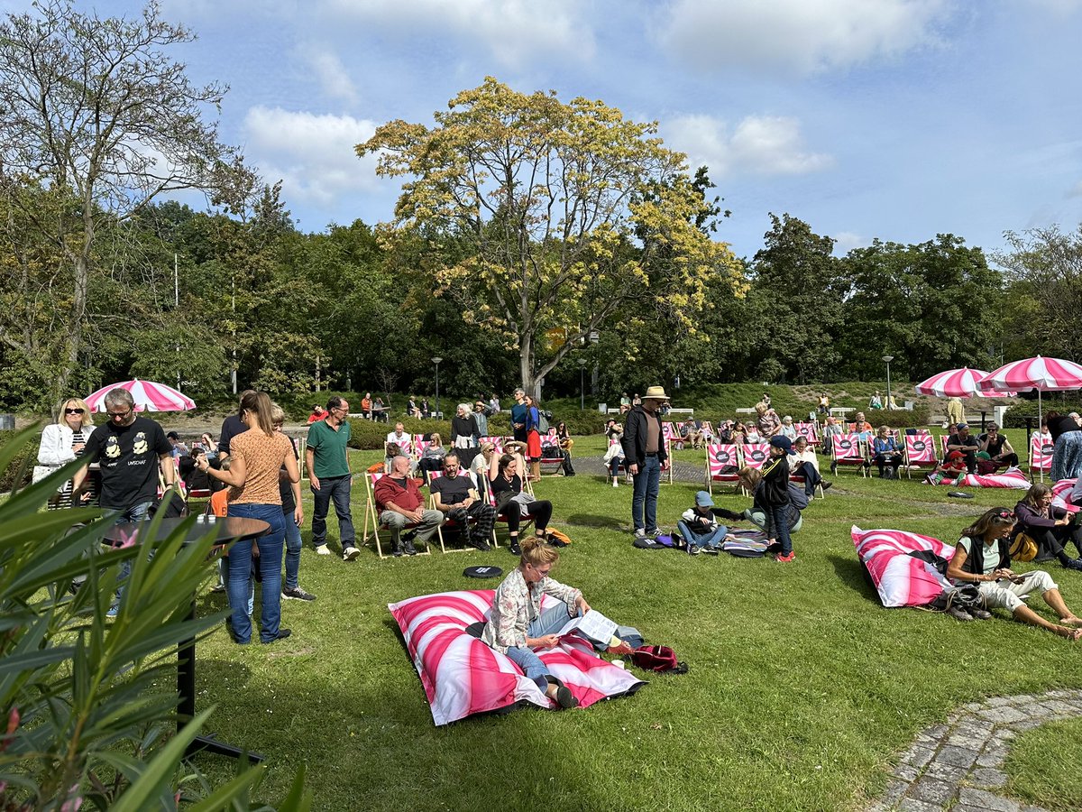 BerlinPhil's tweet photo. Die #VeloStage steht, der Garten füllt sich - in wenigen Minuten startet #DerTagimGrünen im philharmonischen Garten mit den @vokalhelden und Mitgliedern unserer #KarajanAkademie!
#KultursommerfestivalBerlin https://t.co/jLXsALnN3c