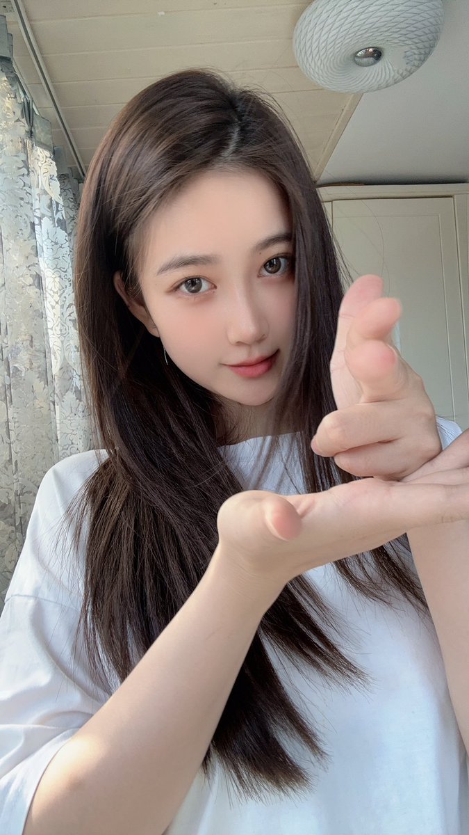 击哔你！！！！

（今天去染头发啦，好看吗😋） https://t.co/ESVFNw9wNi