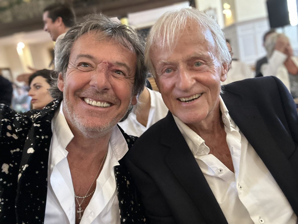 JL_Reichmann's tweet photo. Le mariage d’Hugues Aufray 94 ans 🕊️
Un vrai message d’Amour ❤️, de bienveillance 😇, d’Espoir 🙏 et surtout de Bonheur Partagé  🎀
Merci de ton amitié  Hugues 🎸🎶 🥰
#huguesaufray #renaud #dave https://t.co/G4o6DeQldX