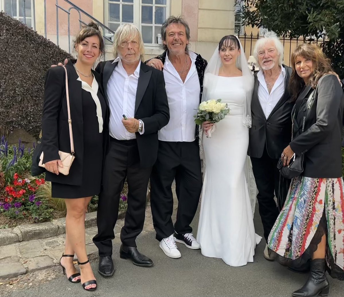 JL_Reichmann's tweet photo. Le mariage d’Hugues Aufray 94 ans 🕊️
Un vrai message d’Amour ❤️, de bienveillance 😇, d’Espoir 🙏 et surtout de Bonheur Partagé  🎀
Merci de ton amitié  Hugues 🎸🎶 🥰
#huguesaufray #renaud #dave https://t.co/G4o6DeQldX