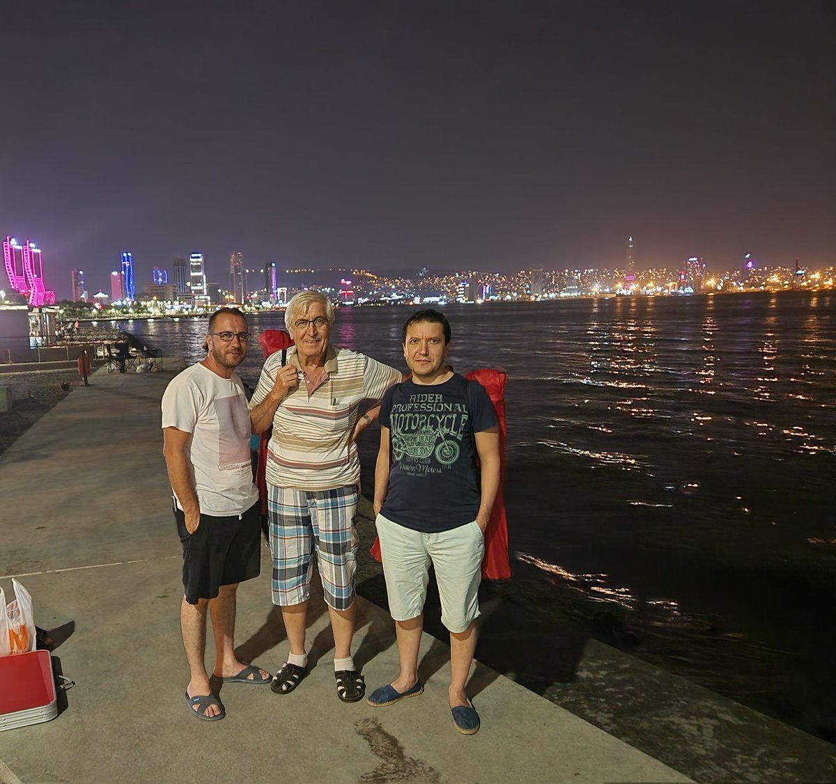 Bir akşamüstü halimizle hadi sahil kenarına..Baba ve kardeşler...