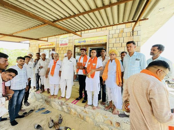 RooparamBarmer's tweet photo. बाड़मेर विधानसभा में आगामी 05 सितंबर 2023को बाड़मेर मुख्यालय पर भाजपा राजस्थान द्वारा आयोजित "परिवर्तन संकल्प यात्रा" कीविशाल जनसभा कोलेकर जनसंपर्क बैठक आज ग्रामपंचायत गंगासरा मेंआयोजित हुई 
जिसमेंआम जन को ज्यादा से ज्यादा संख्या में पधारने का न्यौता दिया।
#परिवर्तन_संकल्प_यात्रा https://t.co/kOpFLlpNnl