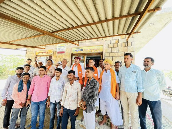 RooparamBarmer's tweet photo. बाड़मेर विधानसभा में आगामी 05 सितंबर 2023को बाड़मेर मुख्यालय पर भाजपा राजस्थान द्वारा आयोजित "परिवर्तन संकल्प यात्रा" कीविशाल जनसभा कोलेकर जनसंपर्क बैठक आज ग्रामपंचायत गंगासरा मेंआयोजित हुई 
जिसमेंआम जन को ज्यादा से ज्यादा संख्या में पधारने का न्यौता दिया।
#परिवर्तन_संकल्प_यात्रा https://t.co/kOpFLlpNnl