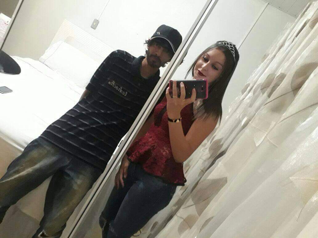 AnjoRebelde_'s tweet photo. Um tbt de Natal, com a Carol, na casa do pai.🎅🏼🙎🏻👸🏼 https://t.co/XgBgHTfpJK