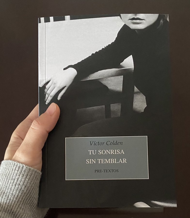 ¡Si los bancos de los parques hablaran!

¡Si pudiera hablar aquel viejo banco del parque del Oeste!

Pero no hablan.

Y ese banco hace tiempo que desapareció.

Mejor así, quizá.

#TuSonrisaSinTemblar
<a href="/VicColden/">Víctor Colden</a> 
<a href="/PreTextosLibros/">Pre-Textos</a> 

victorcolden.es/tu-sonrisa-sin…

📷: @evamazar